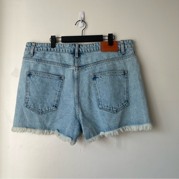 Princess Polly Curve Light Wash Distressed Denim Shorts 16 - Picture 4 of 6